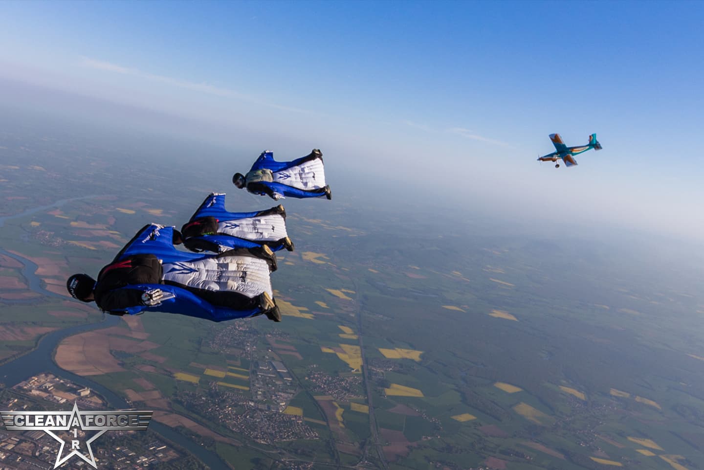 3 parachutistes volent en wingsuit (combinaisons ailées) en Saône-et-loire (71) avec un avion